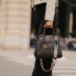 Women hand bag 002g black lifestyle