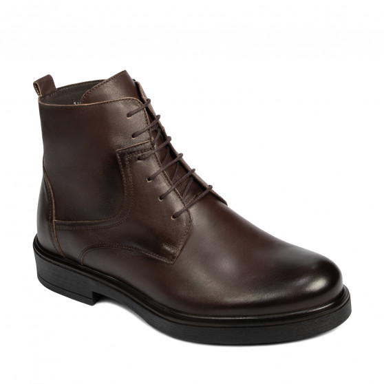 Men boots 4137 a cafe