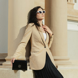 Women shoulder bag 013g 01 patent black lifestyle