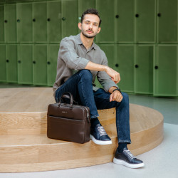 Notebook bag 301g 01 biz brown lifestyle