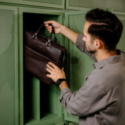 Notebook bag 301g 01 biz brown lifestyle