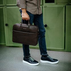 Notebook bag 301g 01 biz brown lifestyle