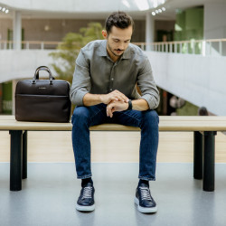 Notebook bag 301g 01 biz brown lifestyle