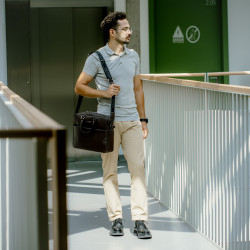 Notebook bag 301g 01 biz brown lifestyle