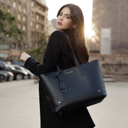 Women shoulder bag 034g black safiano lifestyle