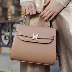 Women shoulder bag 033g beige box lifestyle