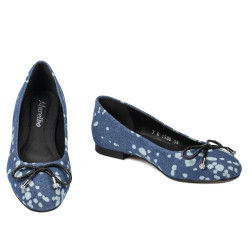 Women dancers 1309 blue jeans