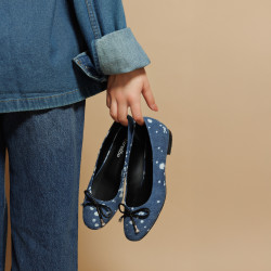 Women dancers 1309 blue jeans lifestyle