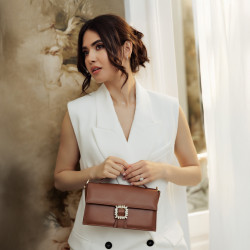Women hand bag 039g brown cognac lifestyle