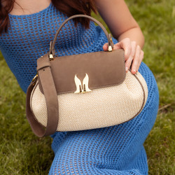 Women hand bag 043g bufo taupe lifestyle