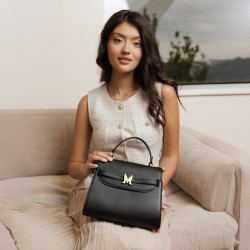 Women shoulder bag 033g black lifestyle