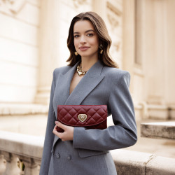 Women shoulder bag 048g burgundy lifestyle