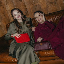 Women hand bag 211g suede red lifestyle