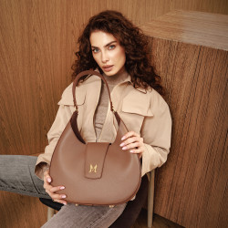 Women shoulder bag 050g biz cappuccino lifestyle