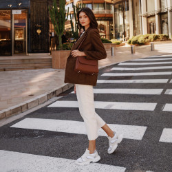 Women shoulder bag 040g biz cognac lifestyle