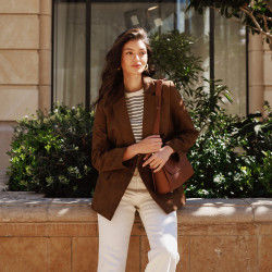 Women shoulder bag 040g biz cognac lifestyle