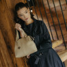 Women shoulder bag 004g 01 light grey lifestyle