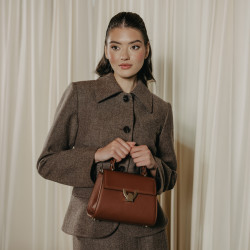 Women shoulder bag 032g 01 cognac lifestyle