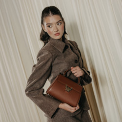 Women shoulder bag 032g 01 cognac lifestyle